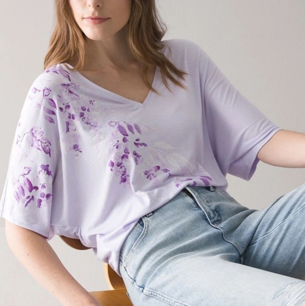 💚5/$25 NWT WHBM Lavender Purple Floral Everyday Dolman Sleeve Tee Top V Neck XS